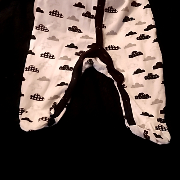 Hudson Baby (HB) black & white, footed sleeper onsie, for baby 6 to 9 months - Picture 5 of 5